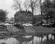 57070 Gezicht op het Geertebolwerk te Utrecht bij het Willemsplantsoen met een gedeelte van het Militair Hospitaal ...